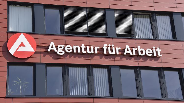 In deutschen Behörden soll nach Wunsch des Beamtenbundes auch künftig nicht verbindlich Englisch gesprochen werden,