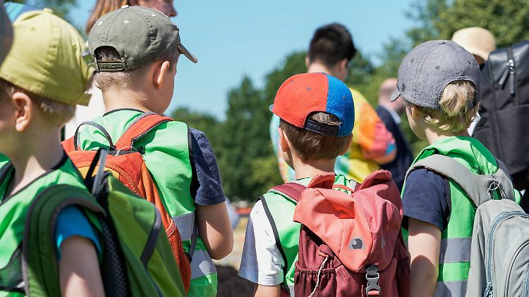 Im Osten sind bereits im Schnitt 83 Prozent der Grundschülerinnen und Grundschüler ganztags betreut. Im Westen dagegen gibt es noch viel Aufholbedarf.