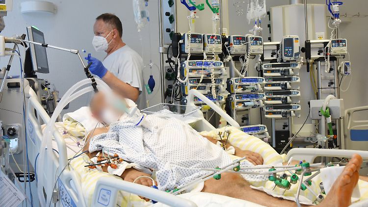 Die Zahl der Menschen, die wegen Corona auf Intensivstationen behandelt werden, liegt seit dem Wochenende wieder über 1000.