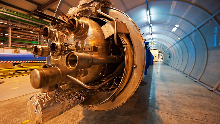 LHC im CERN: Wenn die nötige Kollisionsenergie um den 5. Juli herum erreicht ist, werden in dem gigantischen unterirdischen Ring Protonen in entgegengesetzter Richtung eingeschossen und mit fast Lichtgeschwindigkeit aufeinandergejagt.