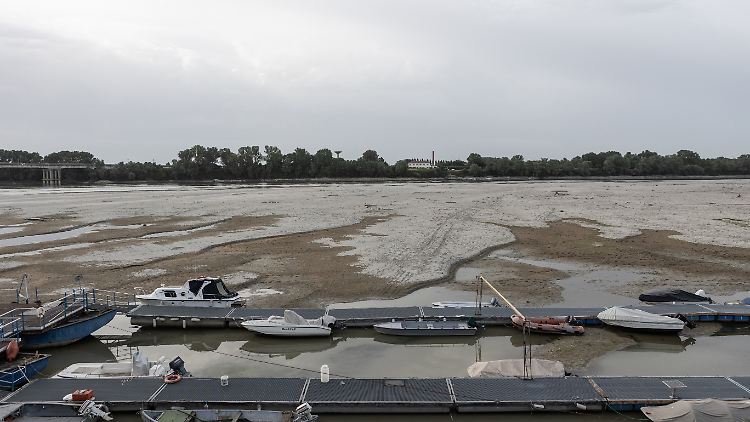 Wo sonst der mächtige Po fließt, ist nun ein trockenes Flussbett. Die Marina in Sermide bietet ein trauriges Bild.