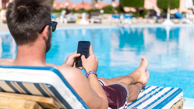 Wer das Smartphone mit in den Urlaub nimmt, sollte zur eigenen Sicherheit ein paar Dinge beachten.
