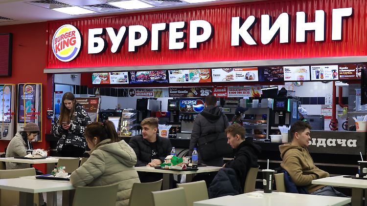 Der Hamburger-Bräter Burger King etwa hatte im vergangenen März die Unterstützung für seine Filialen in Russland aufgekündigt. Doch geschlossen sind diese noch immer nicht.
