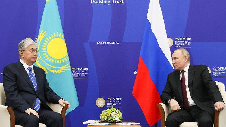 Wladimir Putin kann oder will seinen Namen nicht korrekt aussprechen: Qassym-Schomart Tokajew, Präsident von Kasachstan. 