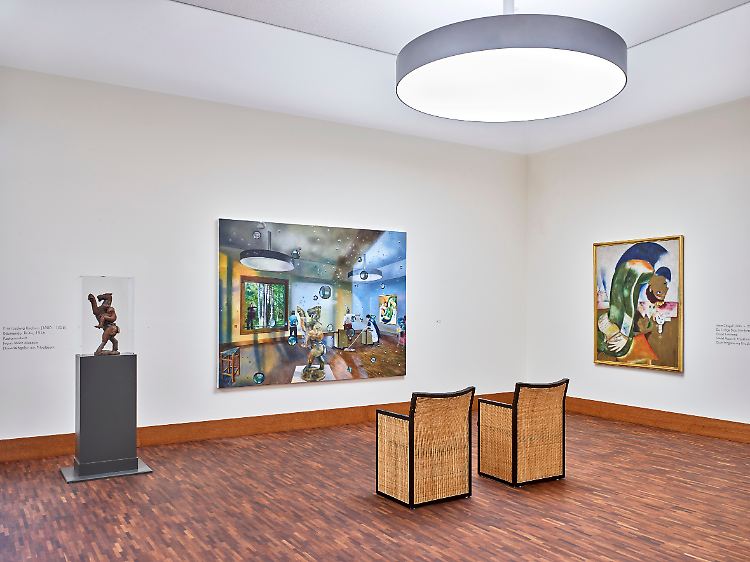 Rechts hängt "Der heilige Droschkenkutscher" von Marc Chagall. In Karin Kneffels Bild hängt er einfach anders herum.