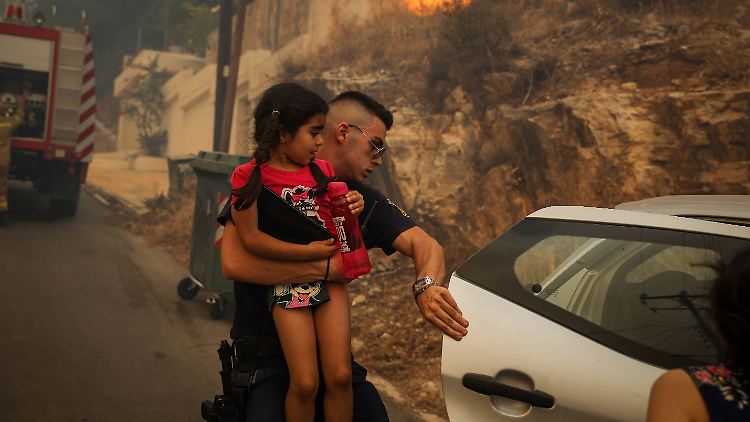 Schon Anfang Juni bedroht ein Feuer am Stadtrand von Athen Hab und Gut der Bewohner.