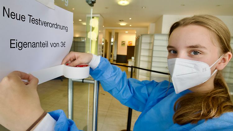 Künftig müssen Hausärzte entscheiden, wer Anspruch auf einen Coronatest hat - und drei Euro dafür kassieren. 
