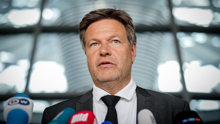 "Wir haben es in der Hand, dafür zu sorgen, dass es nicht komplett schlecht wird unter ganz, ganz schwierigen Bedingungen", sagte Habeck.