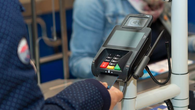 Entweder man hat das Geld für den Einkauf passend dabei oder man zahlt mit der Karte. Das Herausgeben von Wechselgeld ist derzeit mancherorts schwierig.
