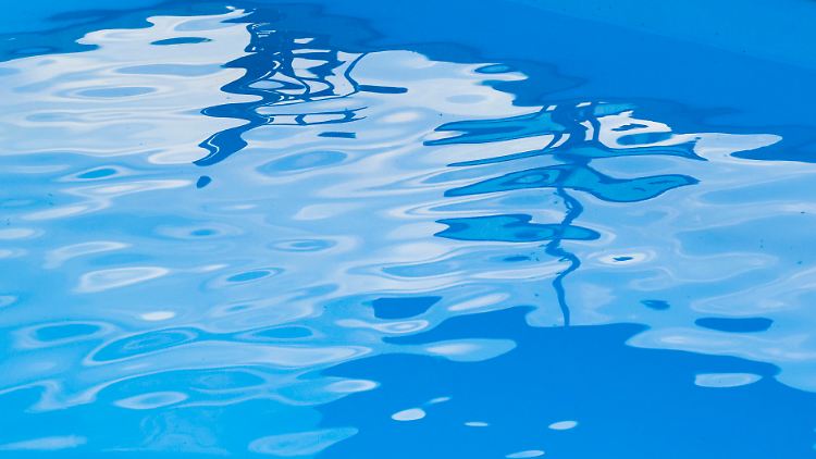 Auf dem Grund des Pools wurden dem Medienbericht zufolge Patronenhülsen gefunden.