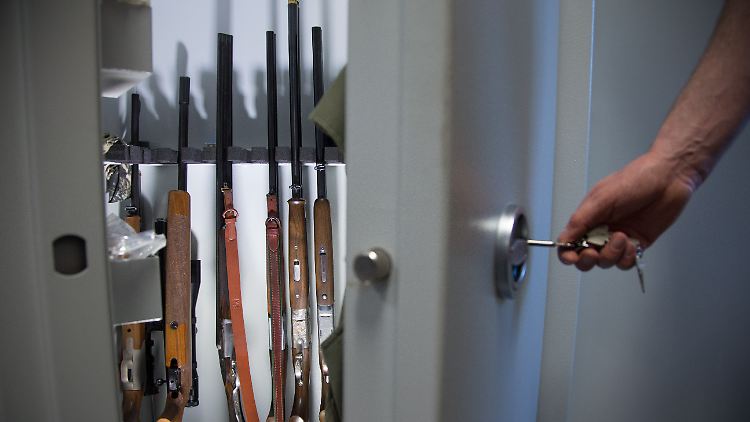 Jäger oder Sportschützen, die legal Schusswaffen besitzen, könnten die Erlaubnis verlieren.