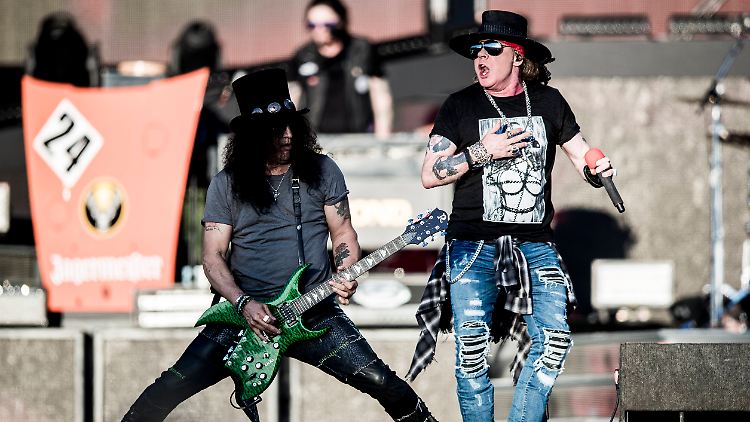 Gitarrist Slash (l.), Sänger Axl Rose und ihre Bandkollegen müssen ihre Glasgow-Show absagen.