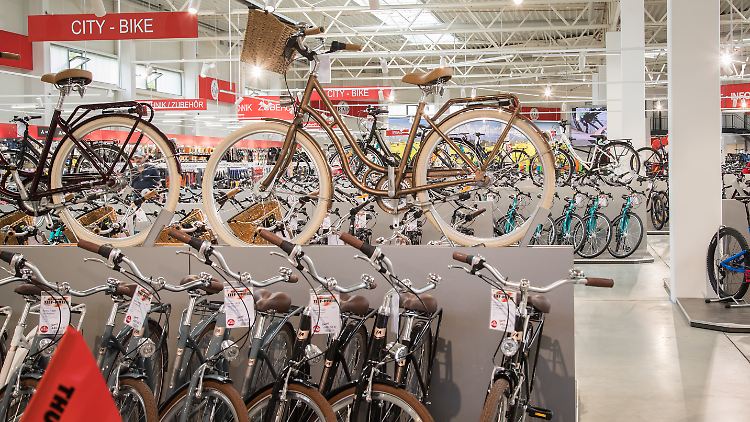 Fahrradhändler rechnen mit bis zu 18 Monate andauernden Engpässen.