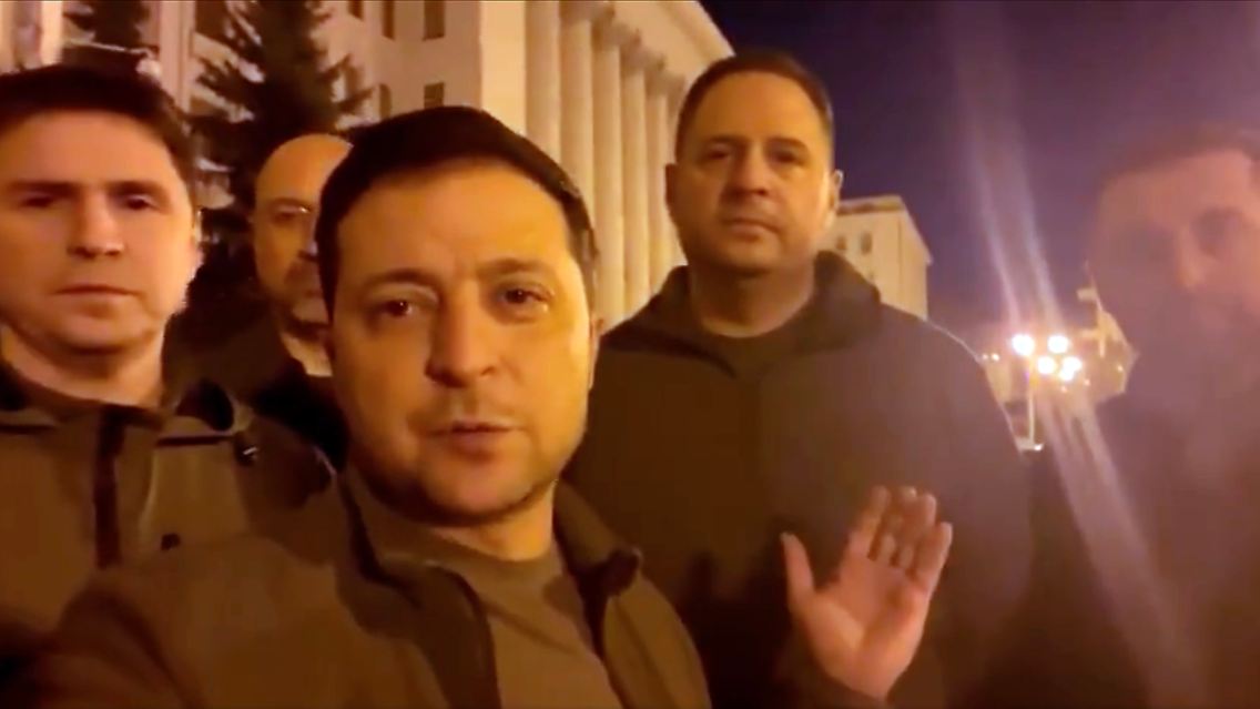 Auf Gerüchte, er sei aus Kiew geflohen, reagierte Selenskyj am 25. Februar mit einem Video, das ihn mit seinen engsten Mitarbeitern vor dem Sitz des Präsidenten zeigt. "Wir sind alle hier", sagt er darin.