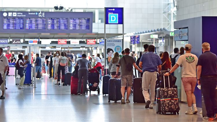 Nach Ankunft in Frankfurt kann es schon einmal zwei Stunden dauern, bis das Gepäck bei den Passagieren ankommt, räumt Fraport-Chef Schulte ein.