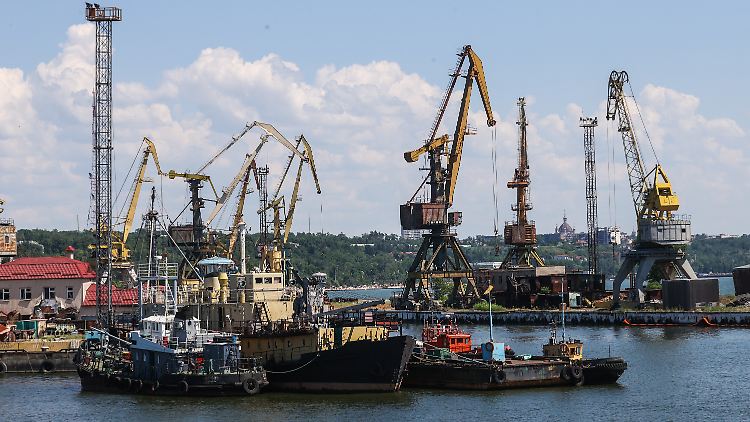 Dieses von der russischen Staatsagentur Tass zur Verfügung gestellte Bild zeigt den Mariupoler Hafen, wo die Frachter beschlagnahmt wurden.