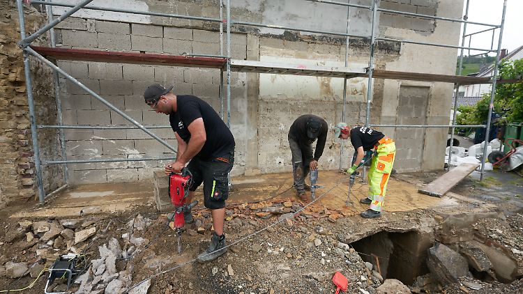 Für den Wiederaufbau fehlen oft Handwerker oder Material.
