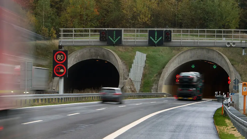 Es-muss-an-Umspannstationen-gearbeitet-werden-der-Tunnel-Koenigshainer-Berge-wird-stundenlang-gesperrt