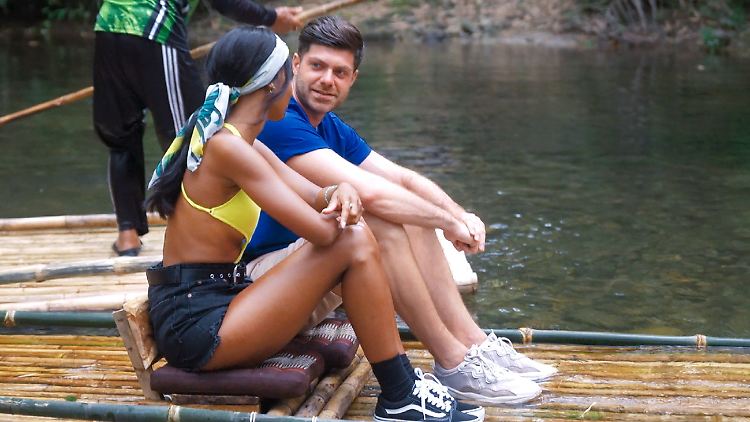 Sharon und Alex kommen sich beim Bamboo Rafting näher.
