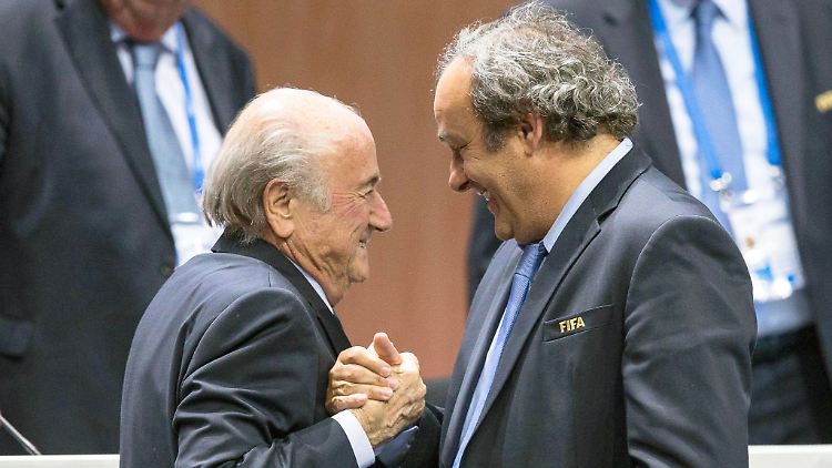 Sepp Blatter (links) und Michel Platini dürfen sich über Freisprüche freuen.