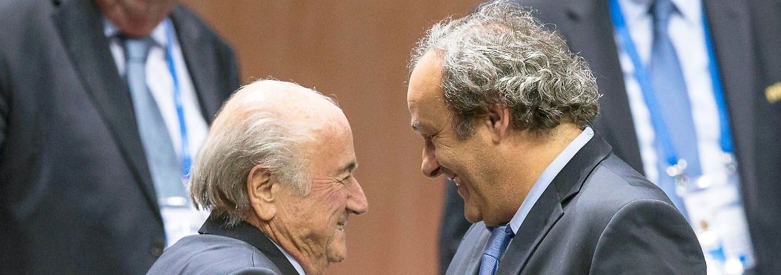Den Angeklagten wird vorgeworfen, dass sie die FIFA über eine angeblich noch ausstehende Forderung Platinis getäuscht haben.