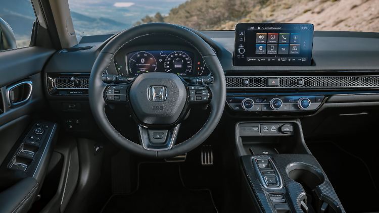 Im Cockpit finden die Japaner eine gute Balance zwischen analoger und digitaler Bedienwelt.