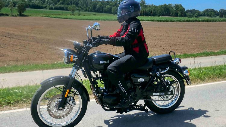 Wer mit bescheidenen 21 PS leben kann, wird beim Fahren der Benelli Imperiale 400 viel Spaß haben.