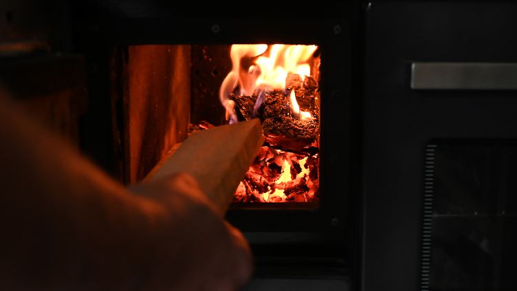 Sofern die Ofenbesitzer sich rechtzeitig mit Holz eindecken können, werden in vielen deutschen Wohngebieten die Öfen im kommenden Winter mutmaßlich häufiger angezündet als bisher.