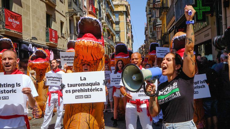 Der Stierkampf - eine Tradition aus dem Mittelalter- findet in Pamplona in diesen Tagen statt.