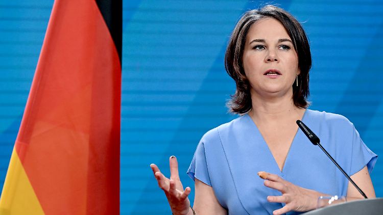 Baerbock kritisierte vor ihrem Abflug: "Russland tötet nicht nur mit Bomben, sondern auch durch gezieltes Ausnutzen von Abhängigkeiten und durch Hunger als Waffe."