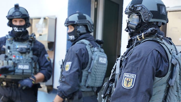 Deutsche Polizisten untersuchten unter anderem Gebäude in Osnabrück.