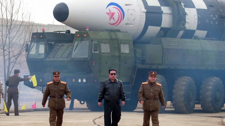 Dieses Bild wurde im März vom offiziellen nordkoreanischen Nachrichtendienst veröffentlicht und zeigt Kim Jong Un (Mitte) vor dem Test einer ballistischen Interkontinentalrakete.