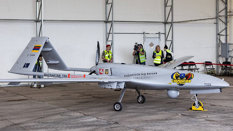 Die "Bayraktar"-Drohne am Luftwaffenstützpunkt der litauischen Stadt Siauliai.