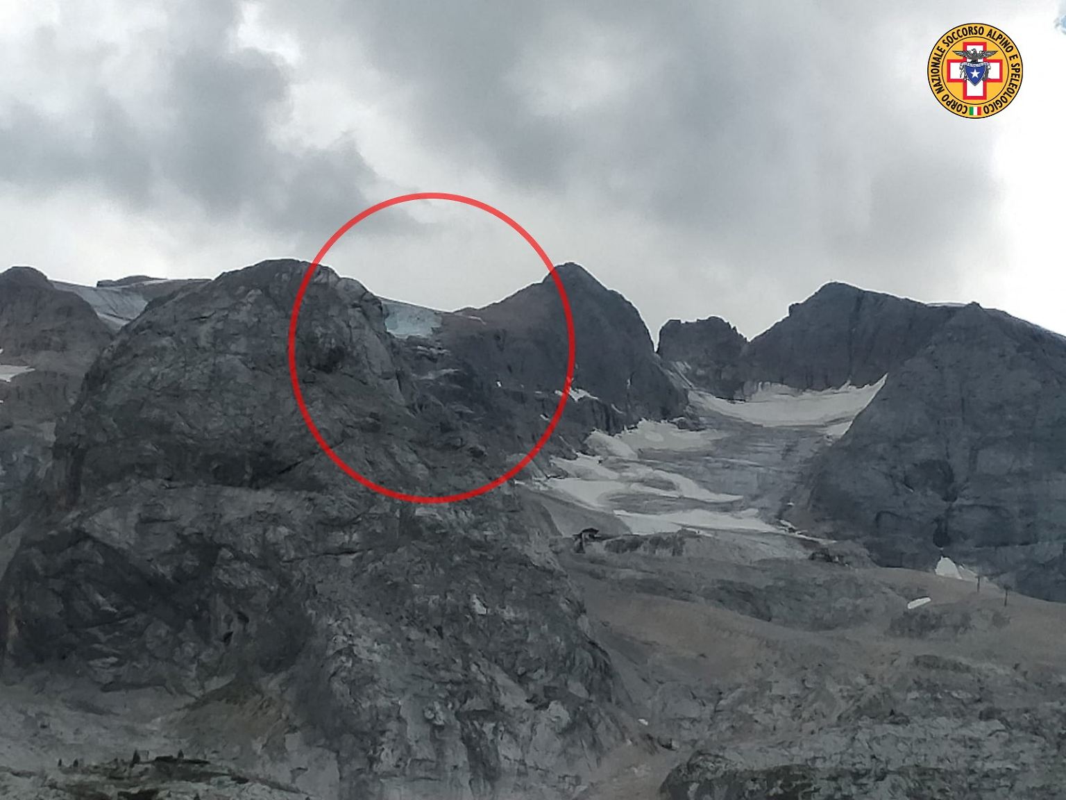 Tagelang suchen Rettungskräfte an der italienischen Marmolata in den Dolomiten nach verschütteten Opfern eines Gletscherabbruchs.