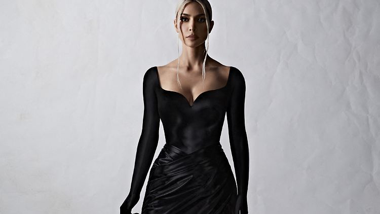 Kim Kardashian in Balenciaga: langes Kleid, hohe Stiefel.