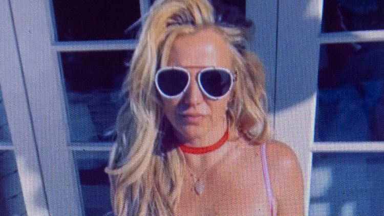 Britney Spears - hier im Januar mit ihrem "ersten Badeanzug mit hoher Taille" - zeigt sich gern freizügig.
