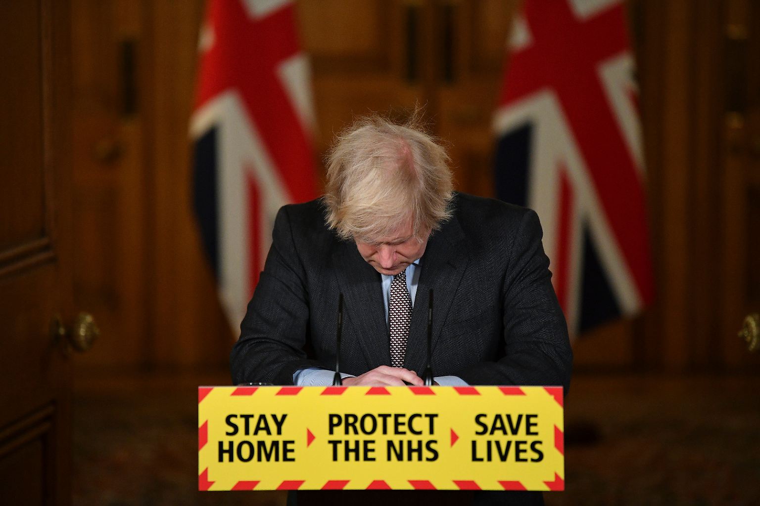 Das war's also: Nach einer langen Reihe von Skandalen tritt Boris Johnson vom Amt als Tory-Parteichef zurück. Damit endet bald auch seine Zeit als britischer Premier, die zuletzt vor allem von Negativschlagzeilen begleitet wurde.