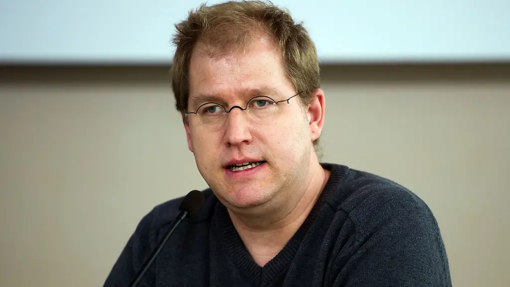 Revhtsextremismusexperte-David-begrich-von-Miteinander-e-V-haelt-das-Verbot-des-Magazins-fuer-einen-Schlag-gegen-rechtsextreme-Inhalte