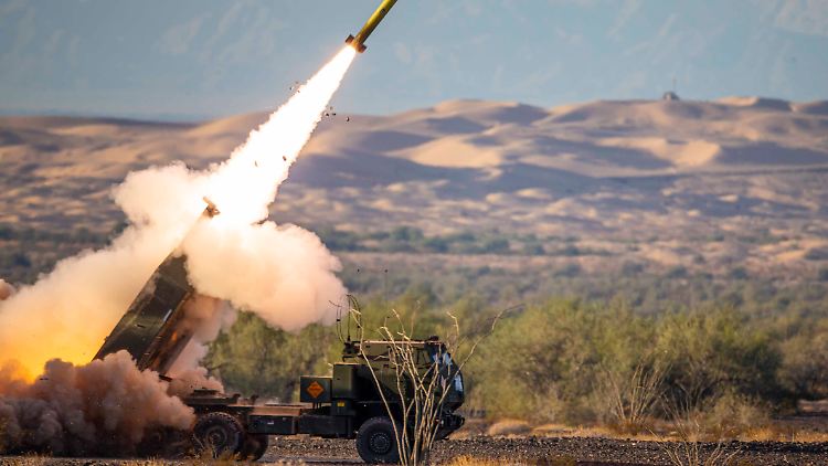 Spezielle vom HIMARS abgefeuerte Raketen können bis zu 300 Kilometer weit fliegen.