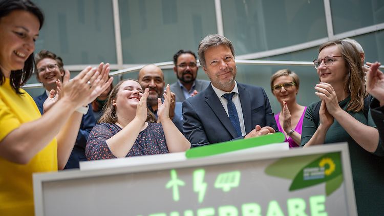 Trotz Frusts über den Verlauf der Verhandlungen feierten die Grünen nach der Abstimmung ihren Klimaschutzminister Habeck.