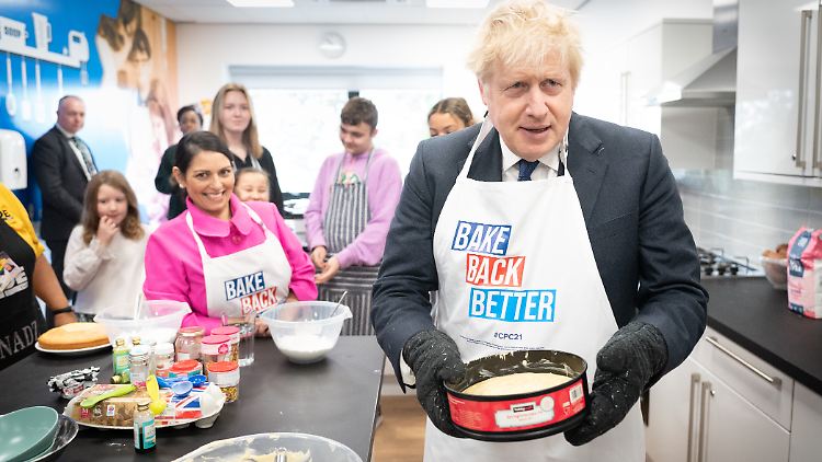 Boris Johnson backt beim Besuch eines Jugendzentrums in Manchester im Oktober 2021.