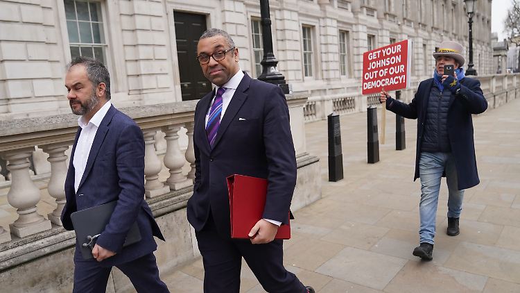 Seinen langjährigen Vertrauten James Cleverly (2. v. l.) macht Johnson zum Bildungsminister.