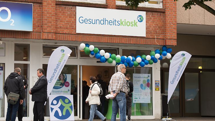 In Hamburg würden die Gesundheitskioske "barrierefrei, in vielen Sprachen und auf Augenhöhe" Gesundheitswissen vermitteln, so die an dem Projekt beteiligte AOK.
