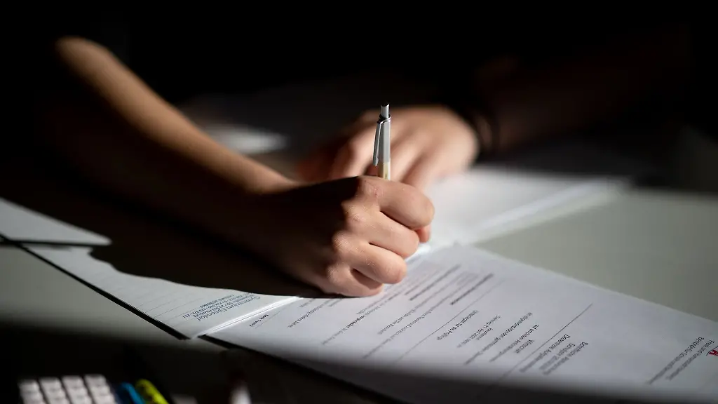 Hamburgs-Abiturientinnen-und-Abiturienten-haben-in-diesem-Jahr-einen-Schnitt-von-2-36-geschafft-Gute-Noten-holten-vor-allem-die-Frauen