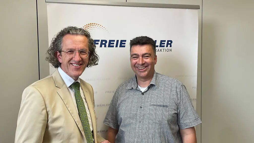 Stuehleruecken-bei-den-Freien-Waehlern-Helge-Schwab-folgt-als-Fraktionschef-auf-Joachim-Streit-der-ins-Europaeische-Parlament-wechselt