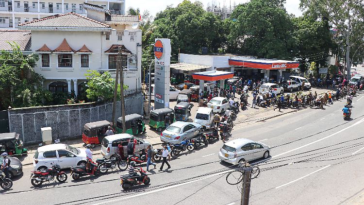 In Sri Lanka an Treibstoff zu kommen, gestaltet sich immer schwieriger.