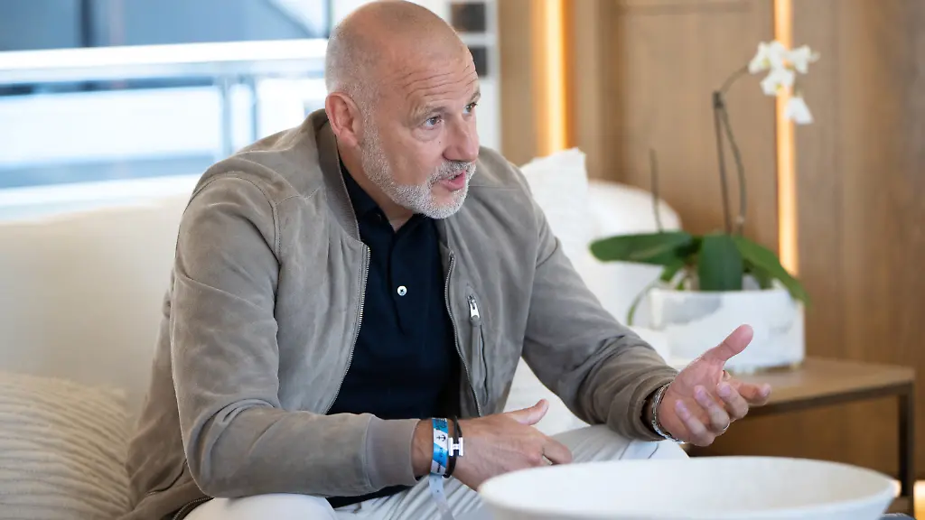 RAWDON-GLOVER3-gross