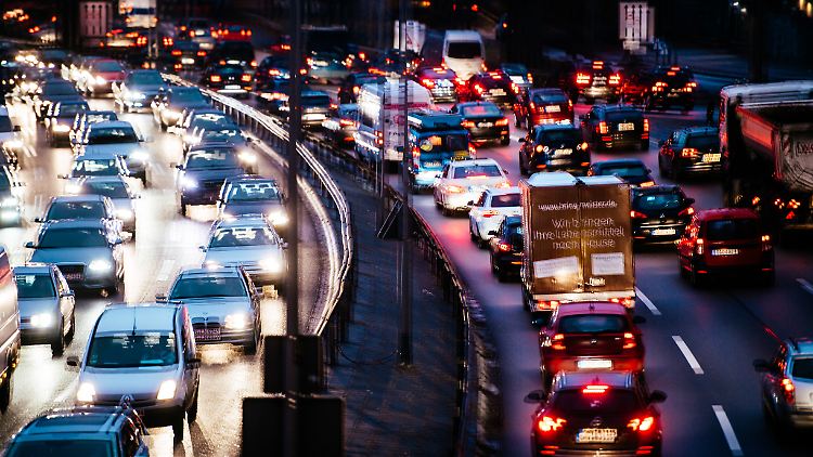 Eine PKW-Maut könnte das Autofahren verteuern, so die Überlegung von DIW-Chef Fratzscher.