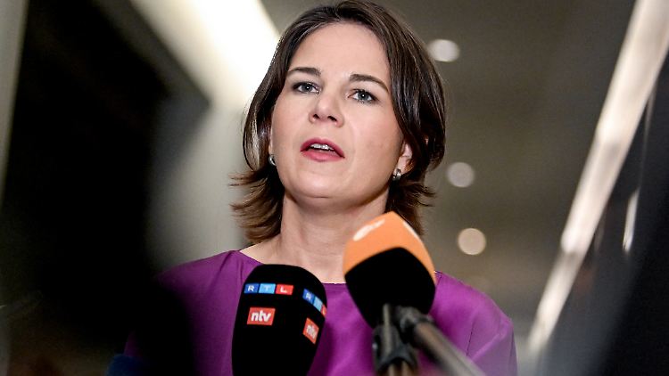 "Stoppen Sie diese Bombardierung", sagt Außenministerin Baerbock in Richtung ihres russischen Amtskollegen Lawrow vor dem Außenminister-Treffen auf Bali.