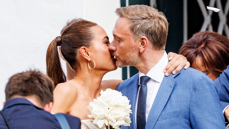 Lindner und Lehfeldt zeigen sich nach ihrer Trauung den Kameras.